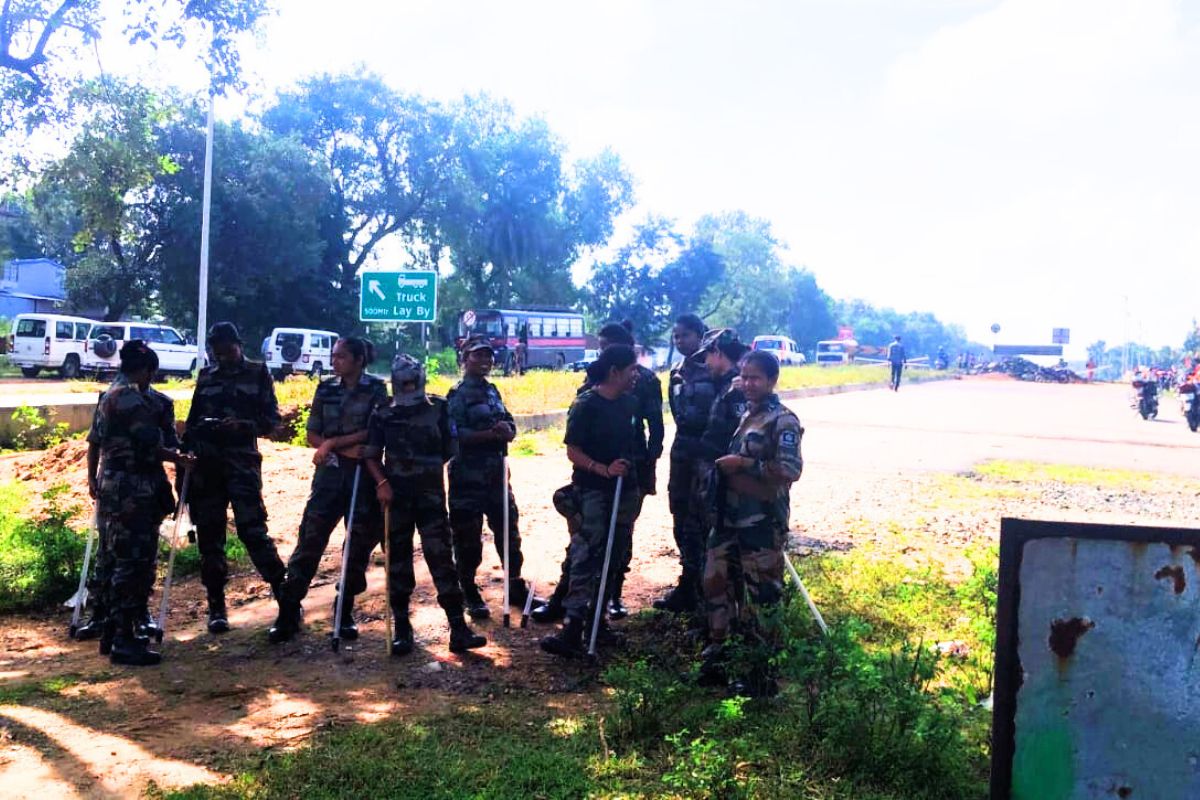 आदिवासियों ने जाहेरथान के पास एनएच का निर्माण रोका, 28 को दिसोम बैसी की बैठक 2 Tribals Protest In Godda Jharkhand