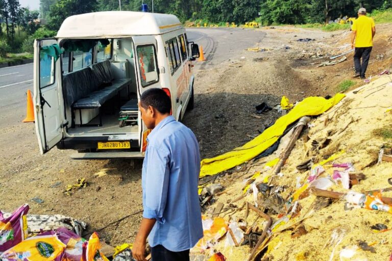 रामगढ़ के चुटुपालू घाटी में पलटा ट्रक, सड़क पर बिखड़े दाल-चावल के बोरे, दबकर हरियाणा के 2 लोगों की मौत