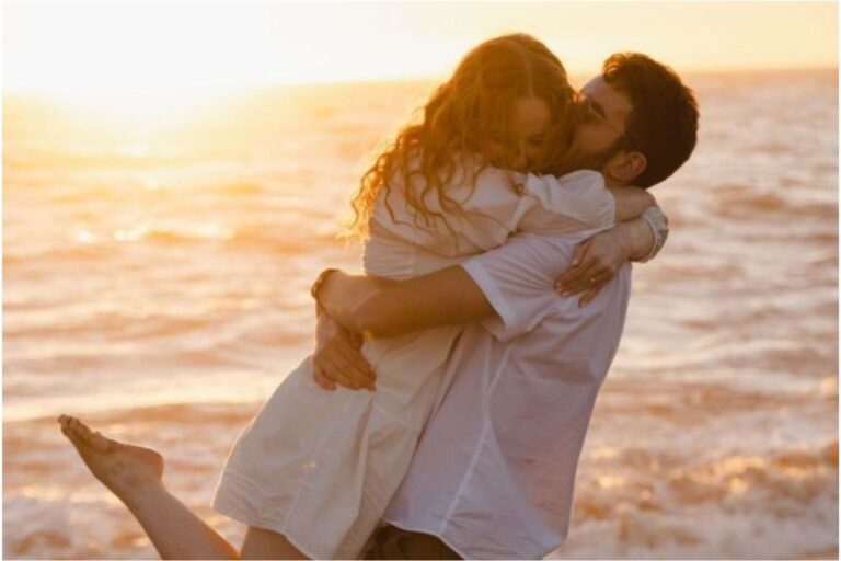 Types of Hugs Meaning: ऐसे हग करने वाले पार्टनर होते हैं आपके प्यार में  पागल
