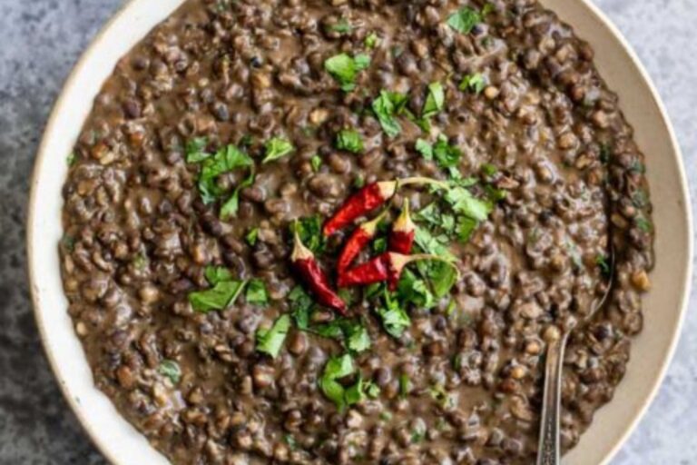 Urad Dal Recipe: रोटी, चावल के साथ बनाएं ये स्वादिष्ट उड़द दाल, घरवाले नहीं भूल पाएंगे स्वाद 