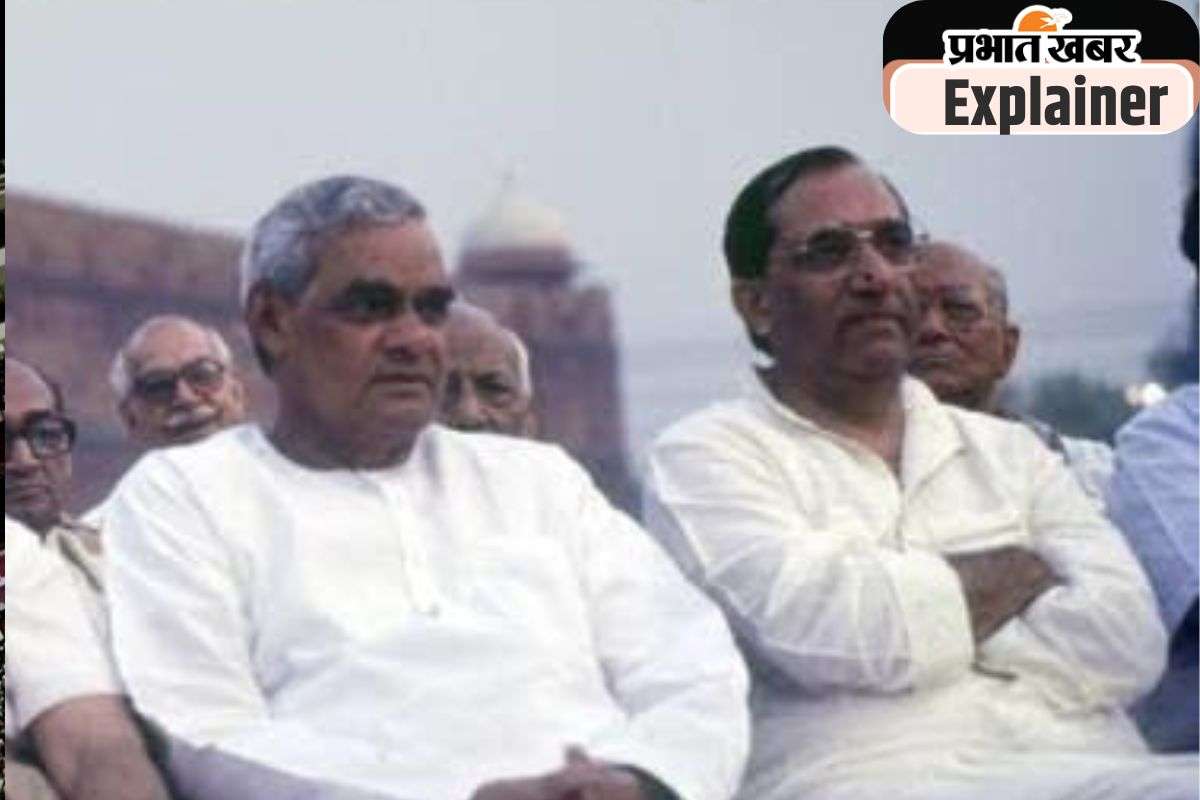 Vijay Kumar Malhotra with Atal Bihari Vajpayee