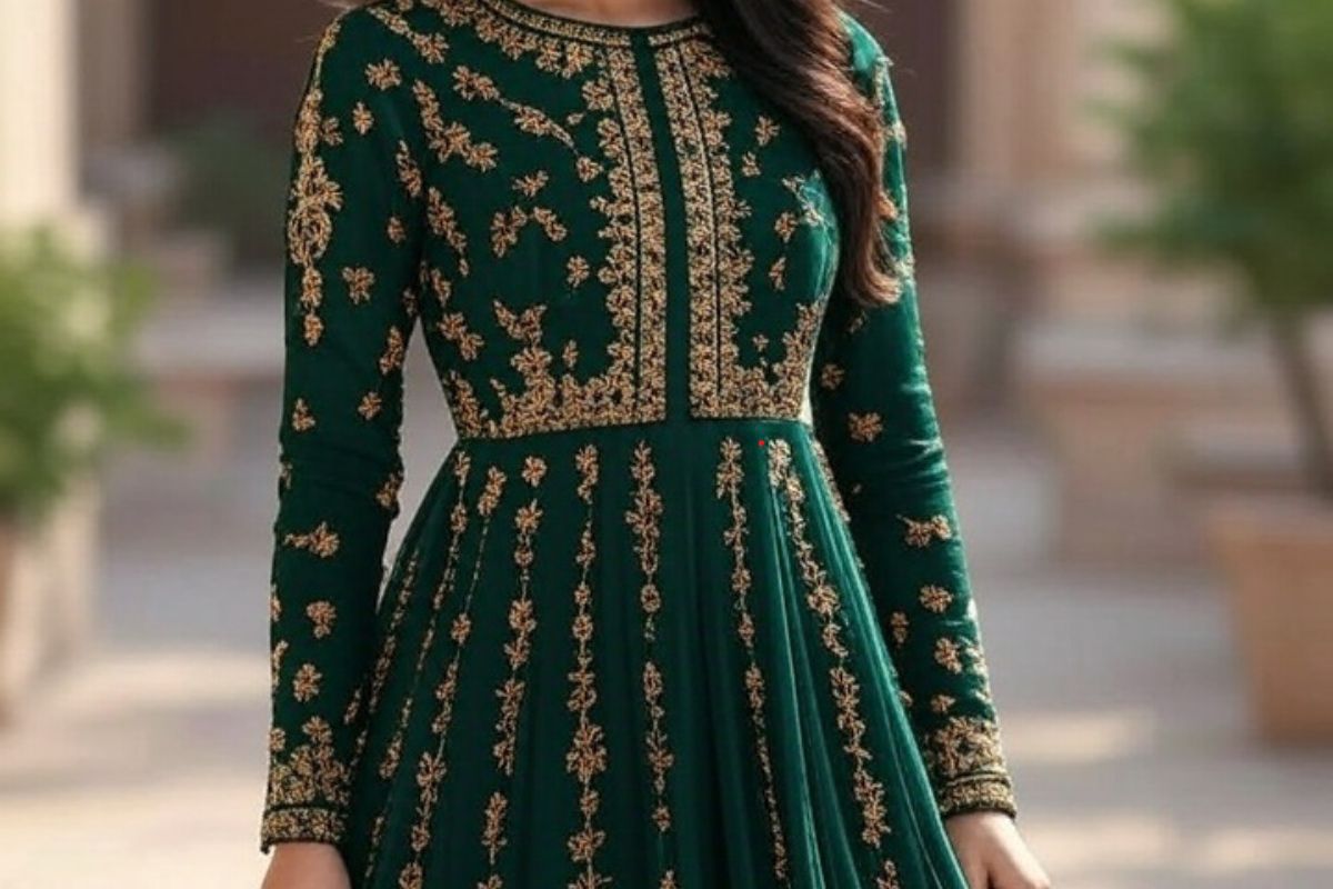 नवरात्रि में हर किसी की नजर टिकेगी आप पर! महिलाओं के लिए ये हैं ट्रेंडी आउटफिट आइडियाज 3 Anarkali Suit Full Sleeve