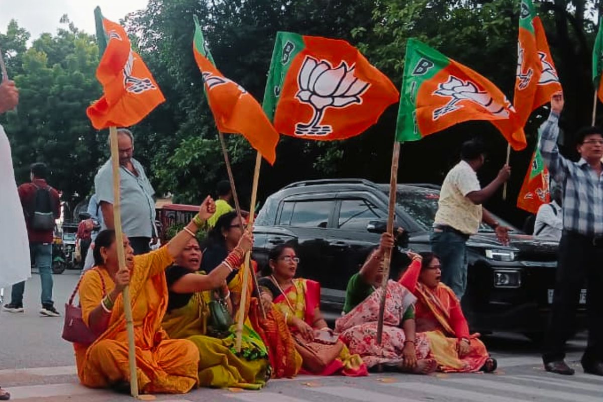 Bihar Bandh BJP women workers sat in middle of road