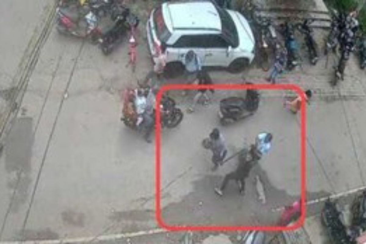 झारखंड के चाईबासा में दिनदहाड़े पेट्रोल पंप कर्मचारी से पांच लाख की लूट, पिस्तौल की बट से मारकर किया घायल 1 Chaibasa Loot