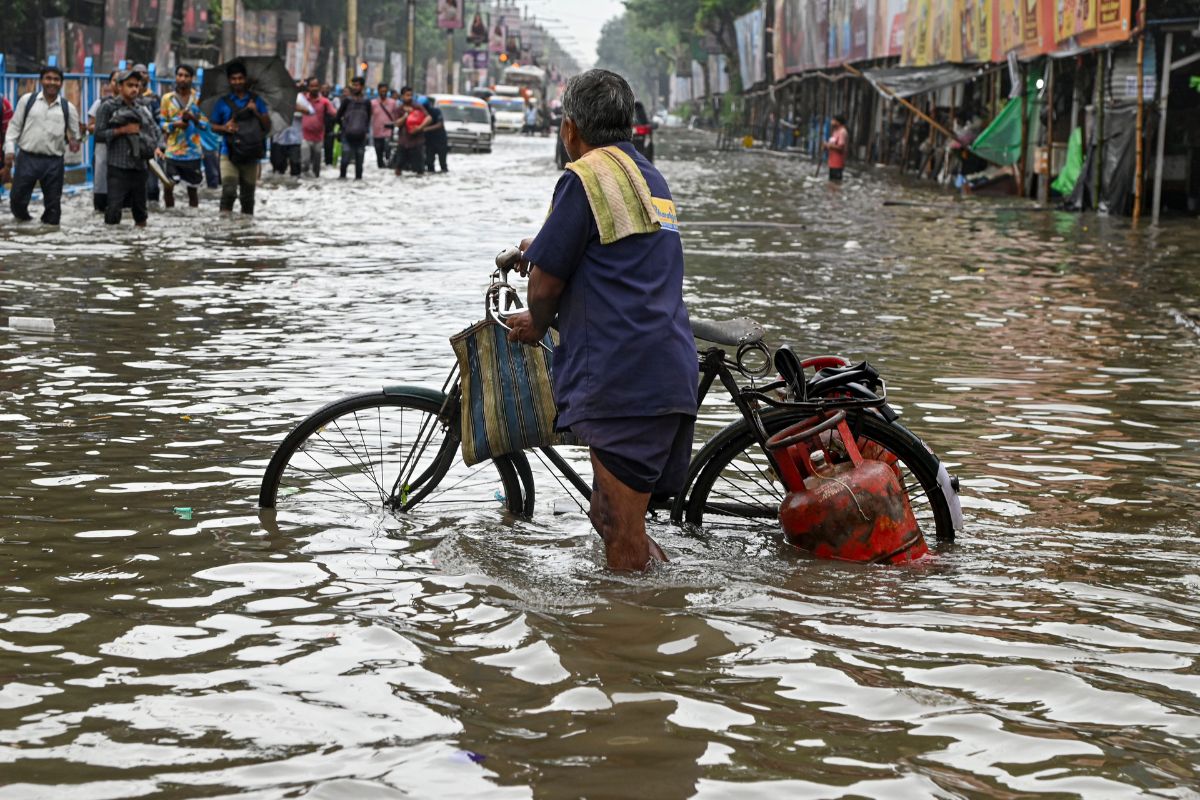 Kolkata Heavy Rain: कोलकाता में बारिश से भारी तबाही, करंट लगने से 3 लोगों की मौत, कई स्कूल बंद 1 Delivery-Man-Carrying-Lpg-Cylinders