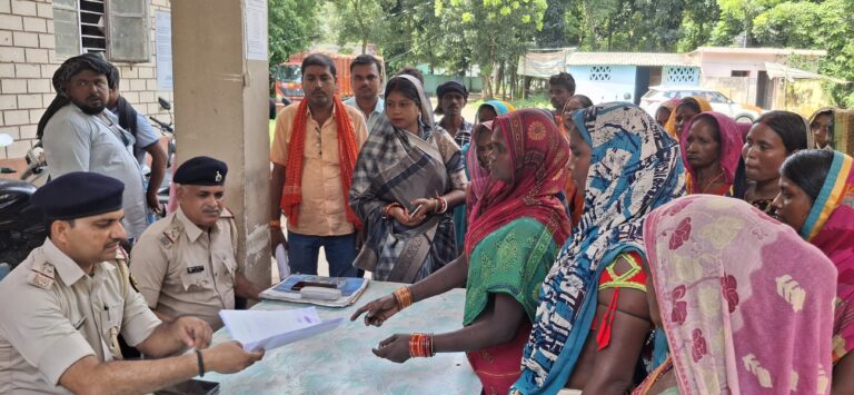 महादलित भूमिहीन नहर विभाग के जेई के खिलाफ अंचल कार्यालय घेरा
