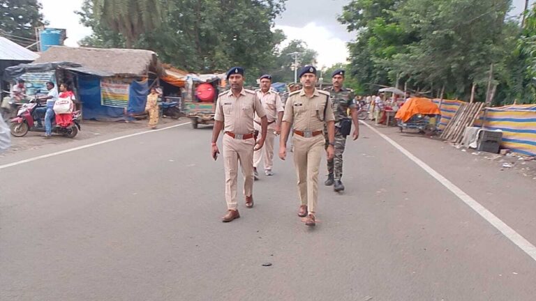 पाकुड़िया में ईद-ए-मिलाद पर पुलिस का फ्लैग मार्च