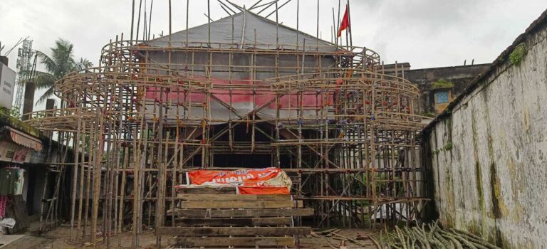 बारिश के कारण धीमी पड़ी दुर्गा पूजा की तैयारी