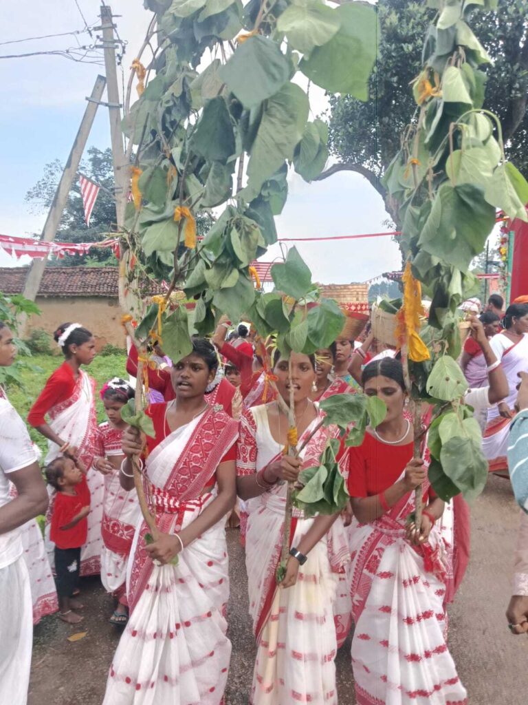 मैक्लुस्कीगंज में करम डाली विसर्जन के साथ पर्व संपन्न