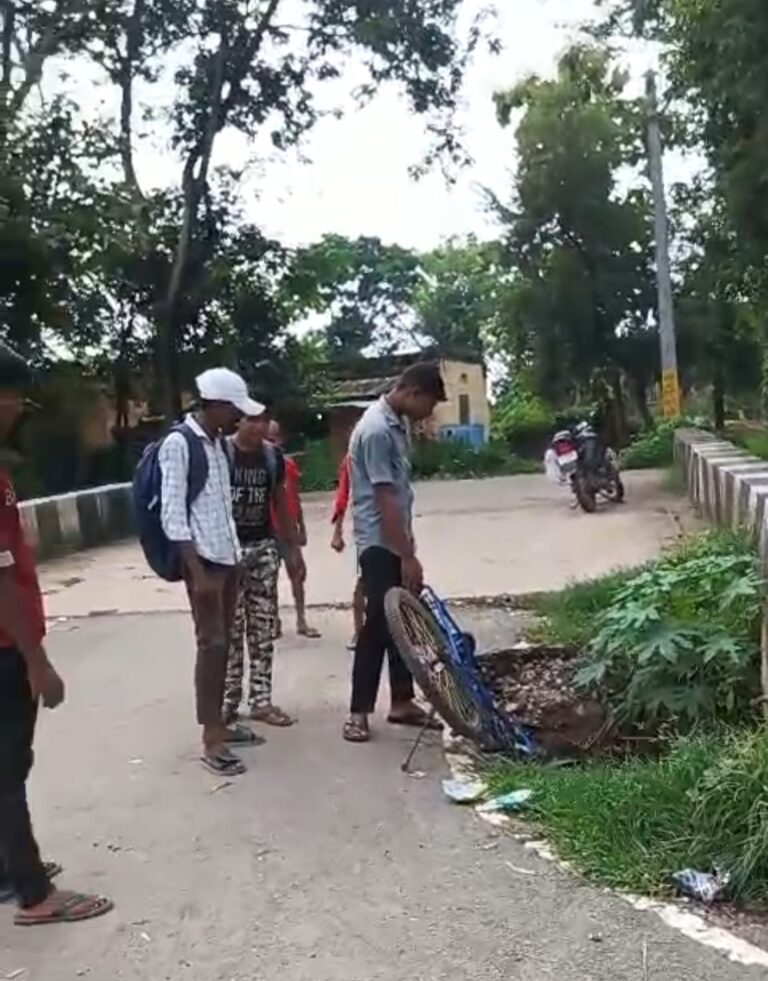 मलार नदी पर बनी पुलिया से गुजरने वाली सड़क धसी