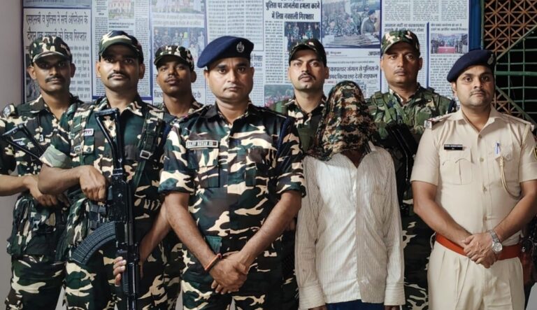 घर से थोड़ी दूर कर रहा था पार्टी, तभी जवानों ने बुधन को दबोचा