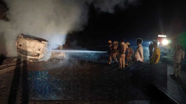 हाइवा के चकमा देने से पलटी बीएमडब्ल्यू कार में लगी आग