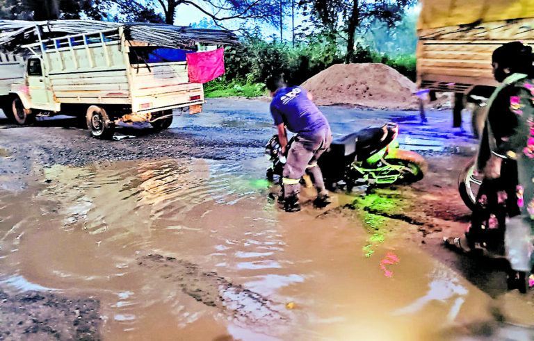 Rourkela News: गड्ढे में फंसा सरिया लदा पिकअप वैन, स्कूटी चालक भी गिरने से बाल-बाल बचा