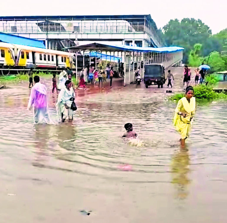 Rourkela News: आधे घंटे की बारिश में राउरकेला रेलवे स्टेशन का सेकेंड इंट्री गेट बना तालाब