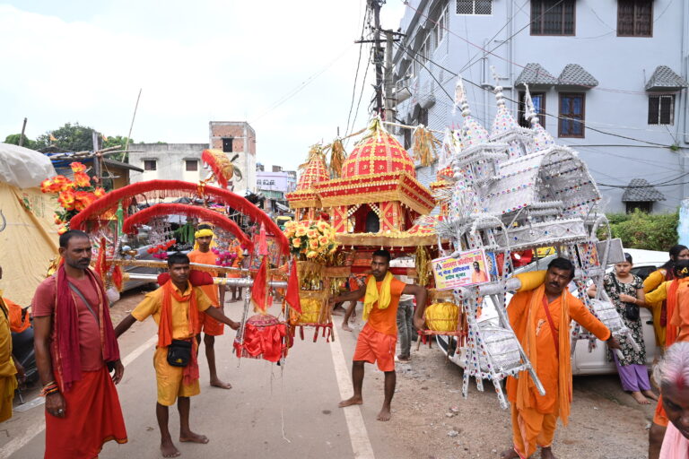 Deoghar News : बाबा मंदिर में 80 हजार श्रद्धालुओं ने चढ़ाया जल