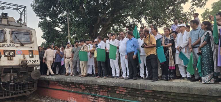 कुलिक एक्सप्रेस ट्रेन को सांसद व विधायक ने हरि झंडी दिखाकर किया रवाना