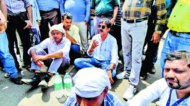सहकारी चुनाव को लेकर कांग्रेस और तृणमूल श्रमिक संगठन के कार्यकर्ताओं में हुई झड़प