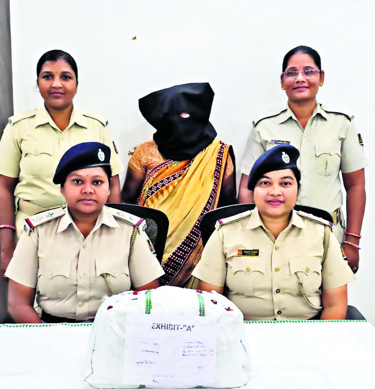 Rourkela News: तीन किलो गांजा के साथ महिला तस्कर गिरफ्तार