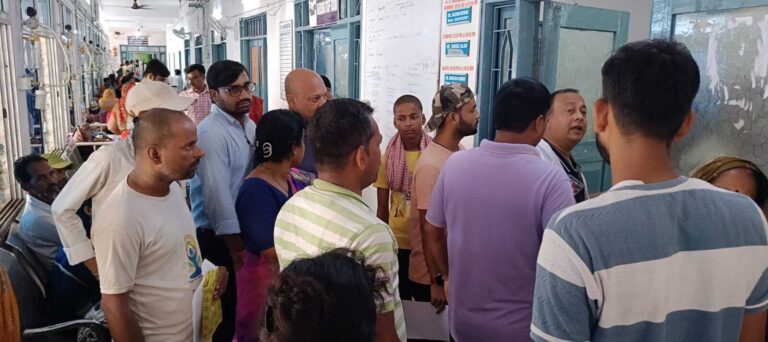 सदर अस्पताल में डॉक्टर पर बदसलूकी का आरोप, मरीजों ने किया हंगामा