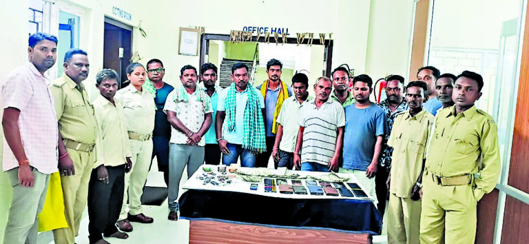 Sambalpur News: हब्बा-डब्बा अड्डे पर छापा, 1.76 लाख रुपये नकद जब्त, एक दर्जन जुआरी गिरफ्तार