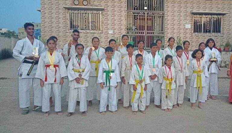 Chaibasa News : ””आत्मरक्षा के लिए कराटे सीखें””