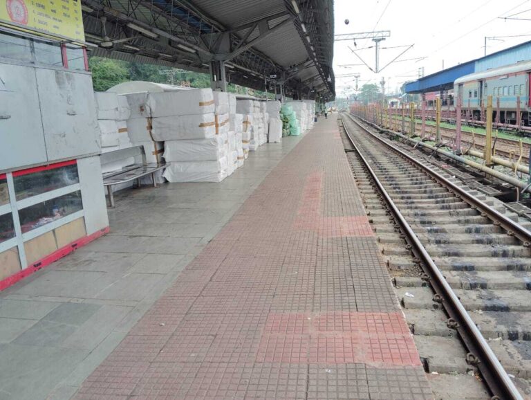Dhanbad News: धनबाद स्टेशन : प्लेटफॉर्म संख्या एक बना पार्सल गोदाम, यात्री हो रहे परेशान