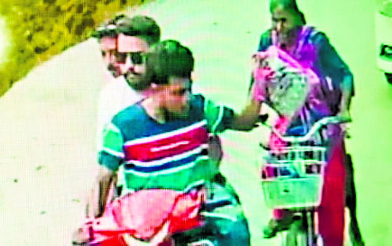 Chaibasa News : नशा के लिए छिनतई की, दो युवक गिरफ्तार