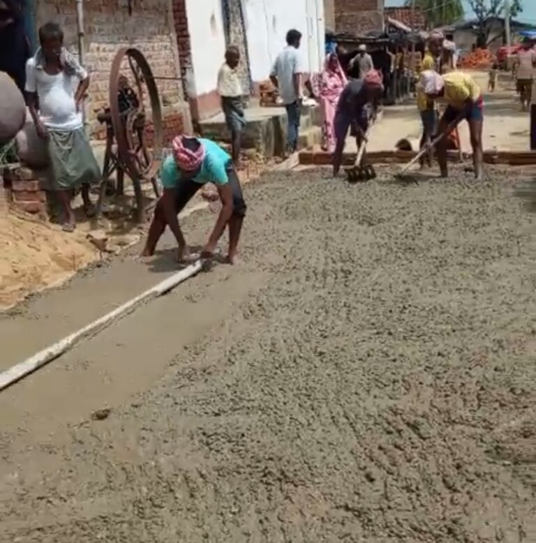 सड़क निर्माण में अनियमितता का ग्रामीणों ने लगाया आरोप