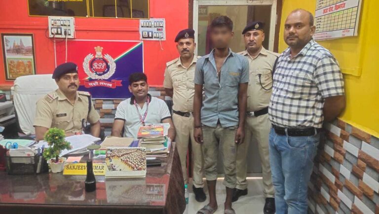 रेलवे का  केबल काट रहे चोर को आरपीएफ ने पकड़ा