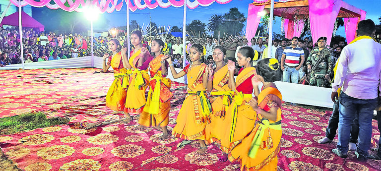 East Singhbhum News : करम नृत्य में मुकरुडीह प्रथम व आसतागोड़ा को द्वितीय पुरस्कार