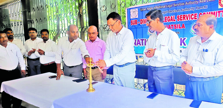 East Singhbhum News : राष्ट्रीय लोक अदालत में 592 मामले सुलझे