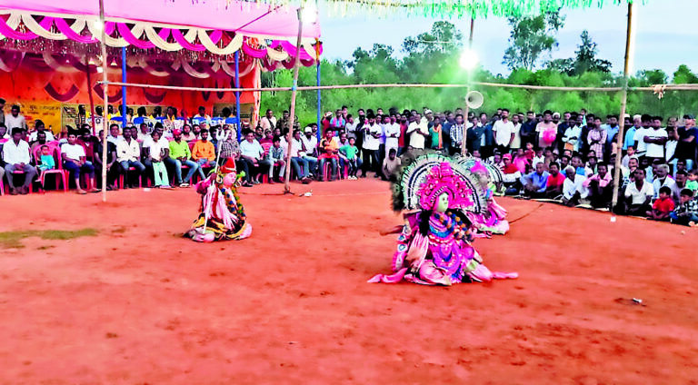 East Singhbhum News : युवा पीढ़ी अपनी संस्कृति व कला से जुड़कर आगे बढ़े : सोमेश