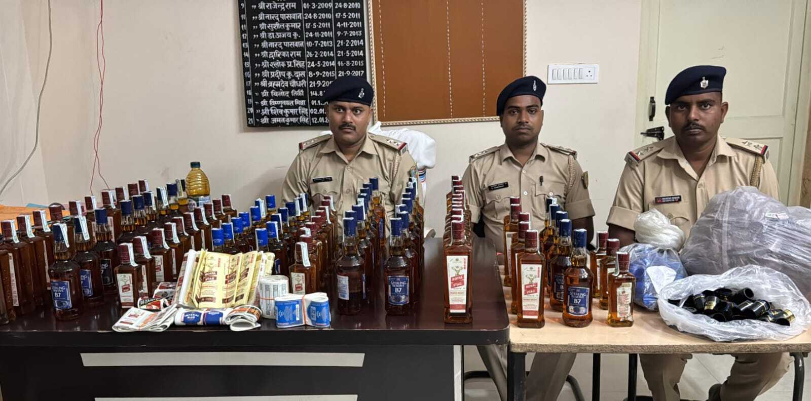 साहिबगंज के रांगा में मिनी शराब फैक्ट्री का भंडाफोड़, 202 बोतल नकली विदेशी शराब  जब्त