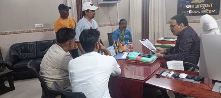 बिना सफाई  व अतिक्रमण के बीच सड़क व नाला बनाने से आक्रोश