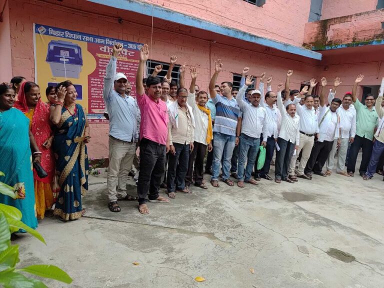 भविष्य निधि की बकाया राशि को लेकर शिक्षकों ने किया प्रदर्शन
