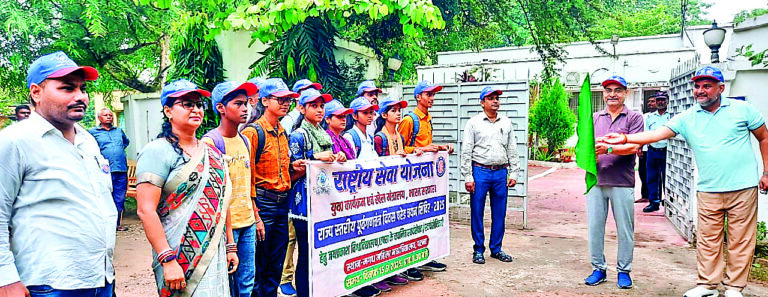 Saran News : गणतंत्र दिवस परेड चयन शिविर के लिए जेपीयू के 16 छात्र-छात्राएं रवाना