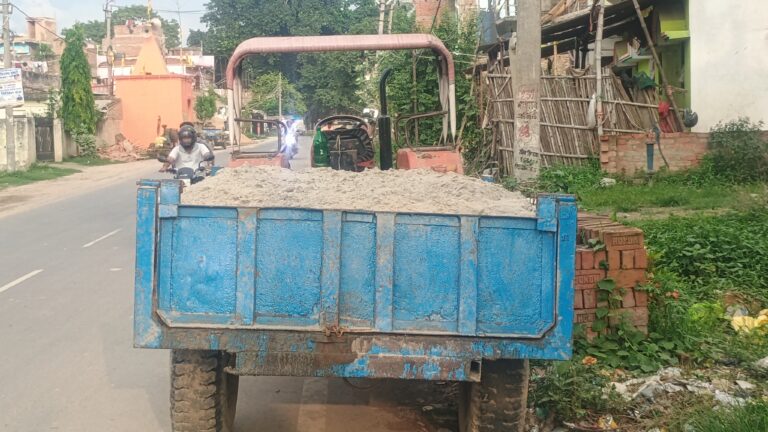 Motihari: नदी में अवैध बालू खनन करते ट्रैक्टर -ट्रॉली जब्त, चालक फरार