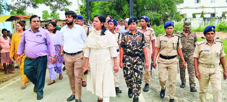 Hajipur News : महुआ और पातेपुर डिस्पैच सेंटरों का डीएम ने किया निरीक्षण