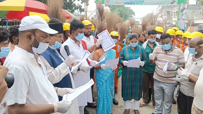 स्वच्छता ही सेवा है ” कार्यक्रम, साफ-सफाई कर ब्लीचिंग पाउडर का छिड़काव