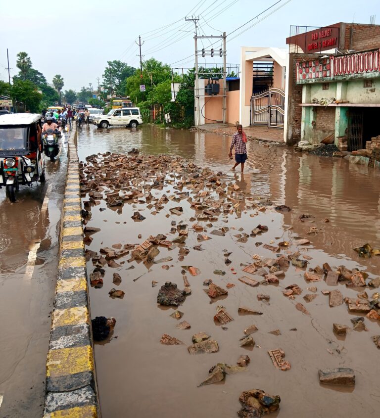 Samastipur News:सड़क पर जल जमाव से खतरा