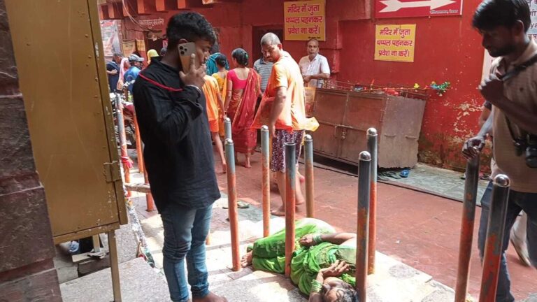 Deoghar News : महिला श्रद्धालु की तबीयत बिगड़ी, एंबुलेंस के लिए करना पड़ा इंतजार