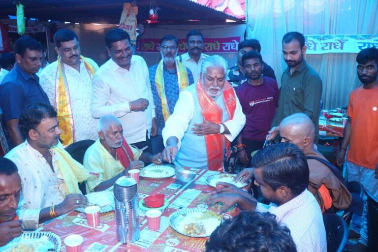 मंत्री ने बोटिंग कर सीता कुंड व देव घाट का निरीक्षण किया, तीर्थयात्रियों से लिया फीडबैक