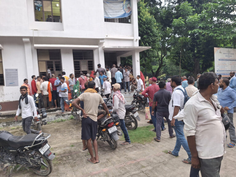 Samastipur News:शिविर से वंचित लोग पहुंचे प्रखंड मुख्यालय