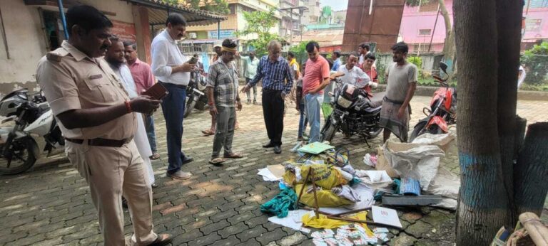 कबाड़ में बिक रहा आयुष्मान कार्ड, पुलिस को देखकर अस्पताल से पूर्व लिपिक फरार