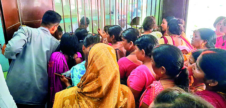 Saran News : ओपीडी में रोस्टर के अनुसार नहीं रहती चिकित्सकों की ड्यूटी, मरीज परेशान