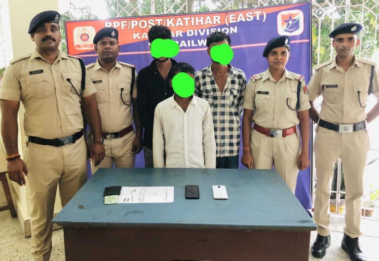 चोरी के दो मोबाइल व एक पर्स के साथ तीन को आरपीएफ ने पकड़ा