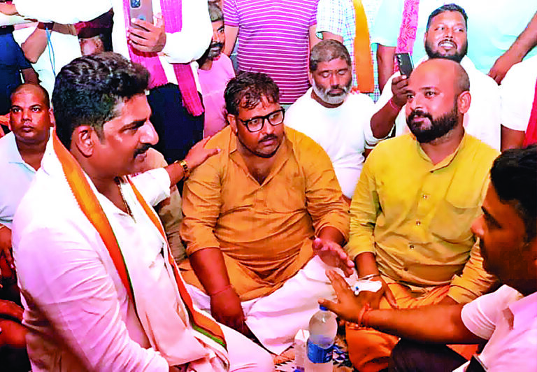Begusarai News : बाढ़पीड़ितों का अनशन खत्म, विधायक के आश्वासन पर माने आंदोलनकारी