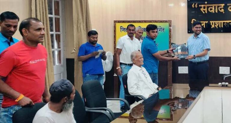 जिला फुटबॉल लीग के खिलाड़ियों को डीएम ने ट्रैकसूट देकर किया सम्मानित