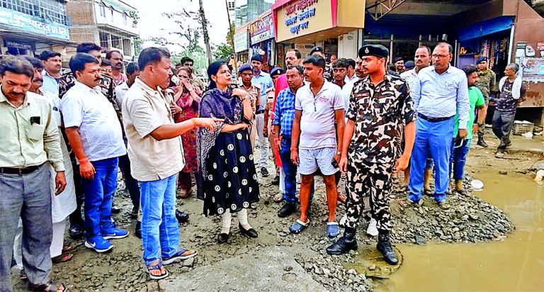 Hajipur News : राम प्रसाद चौक पर अस्थायी नाला निर्माण कर की गयी जलनिकासी