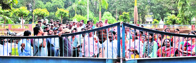 Chaibasa News : प्रबंधन संग वार्ता विफल, गंदगी की ढेर पर गुवा
